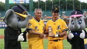 王光輝頒獎給曾陶鎔（兄弟提供）