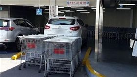 嘉義,好市多,停車,入口,購物車　圖／翻攝自爆料公社