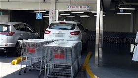 嘉義好市多奧客擋賣場入口（圖／翻攝自爆料公社）