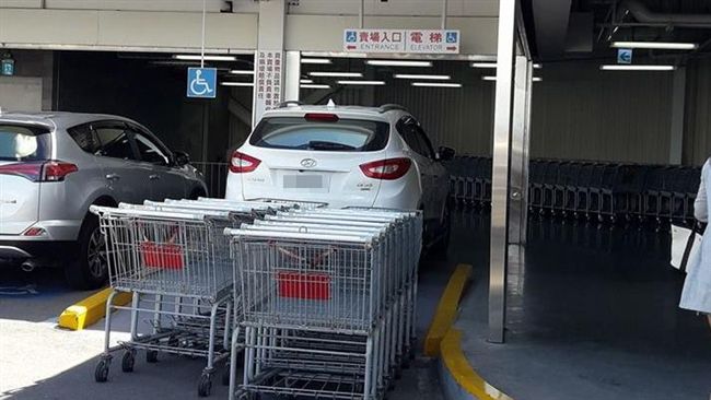 賣場入口當停車格　被用推車圍堵教訓