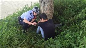 跳河輕生遇到水蛇　失意男嚇歪火速游上岸（圖／翻攝自廈門網）