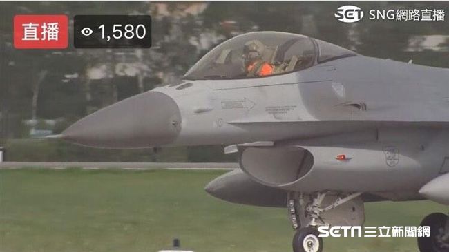 F-16伴飛？齊柏林搭軍機北返