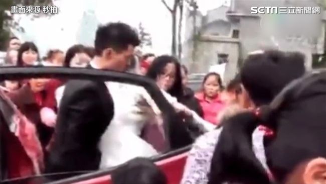 沒嫁妝還要四萬下車費　新郎怒打新娘