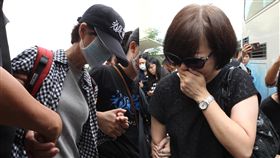 １６：９
齊柏林遺體返台北　家屬痛哭癱軟
圖／中央社