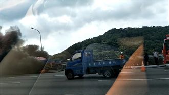 國1北上火燒車　黑煙竄天嚇壞網友