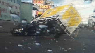 失控撞軍車！貨車兩輪騰空翻覆釀4傷