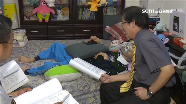 肌萎症碩士不放棄！戴呼吸器病榻口試