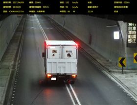 系統拍下違規變換車道事實。（圖／翻攝畫面）