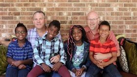 羅伯和里斯‧席爾收養了四名兒女。（圖／翻攝自ABC News）