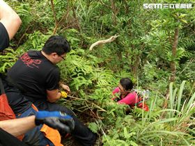 警消人員協助顏婦脫困。（圖／翻攝畫面）