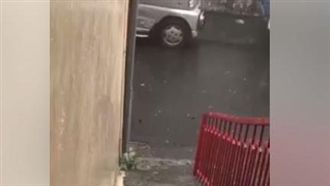 台中霧峰下冰雹　雨傘被砸破洞