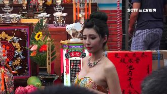 「禮生」身材好火辣　低胸禮服超吸睛