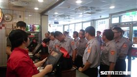 大溪分局員警到麥當勞用餐（圖／大溪分局提供）