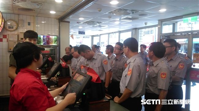 速食店突湧60員警　背後真相有洋蔥