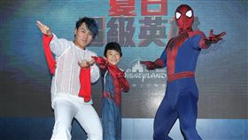 王仁甫帶著兒子YAYA拜見偶像蜘蛛人。（記者邱榮吉/攝影）