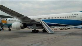 大陸,北京,飛機,好奇,空服員,逃生滑梯,滑梯　圖／翻攝自微博