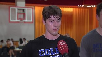 罰球線灌籃爆紅　美男大生來台獻技