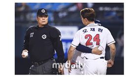 ▲斗山熊內野手吳載元（右）抗議好球帶與主審文勝勳起衝突。（資料照／截自韓國媒體）