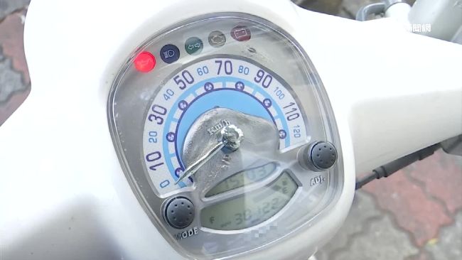 機車曝曬陽光3小時　儀表板融化了！