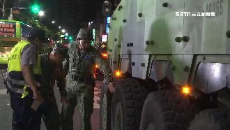 遭「雲豹」撞凹　小黃司機怒攔車理論