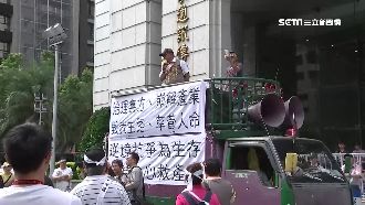 不滿客運跨界搶生意　遊覽車駕駛抗議