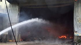 警消人員前往現場灌救。（圖／翻攝畫面）