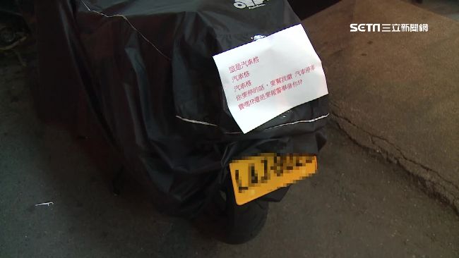 重機停汽車格被硬擠　騎士貼紙條嗆聲