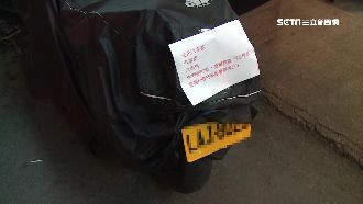 重機停汽車格被硬擠　騎士貼紙條嗆聲
