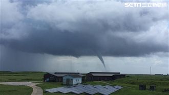 熱低壓濕暖空氣　澎湖東吉島颳水龍捲