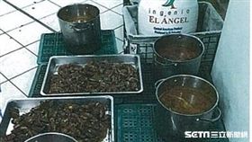 「咖啡弄」遭民眾投訴中央廚房髒亂，台北市衛生局派員稽查發現，食材未覆蓋。（圖／台北市衛生局提供）
