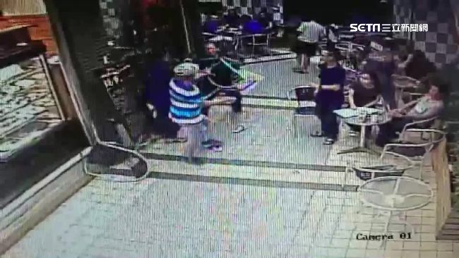 街上喝咖啡聊是非　兩男衝出拿刀猛砍