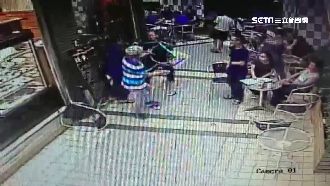 街上喝咖啡聊是非　兩男衝出拿刀猛砍