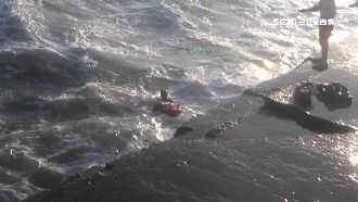 撿包包跳下水…老翁遭巨浪吞噬險送命