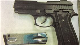 施男不堪女友爭吵，主動交出槍械自首。（圖／翻攝畫面）