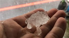 網友拍下冰雹上傳到臉書社團「我是新莊人」。（圖／翻攝自我是新莊人）