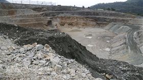 「看見台灣」紀錄片已故導演齊柏林感嘆亞泥在花蓮新 城礦區挖得更深了；亞泥董事長徐旭東表示，深挖是為 了縮小範圍，盡量減少影響生態，且未來還可以蓄水養 魚。圖為亞泥在花蓮新城礦區現況。 中央社記者李先鳳攝　106年6月13日