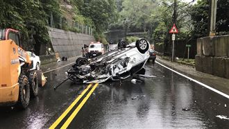 暴雨逆向超車　下一秒失控打滑大翻車