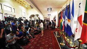 媒體等候移巴拿馬國旗大批媒體人員13日聚集外交部，在我國也宣布與巴拿馬
斷交後，在外國國旗展示區等候拍攝工作人員將巴拿馬國旗（右2）移除。（中央社）