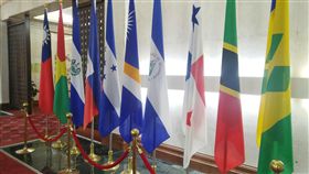 媒體拍攝巴拿馬國旗外交部13日早上聚集媒體拍攝巴拿馬國旗，巴拿馬總統瓦雷拉在當地時間晚間8時（台北時間13日上午9時）舉行記者會，作出宣布與中國大陸建交。圖右3為巴拿馬國旗。（中央社）