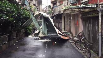 風雨交加下冰雹　鐵皮屋頂遭強風掀落