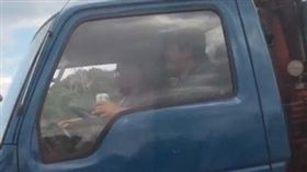 貨車駕駛手拿啤酒罐開車，國道警認為具體事證不夠無法開罰！（圖／翻攝畫面）