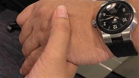 廖男與辦公室女同事日久生情，再重逢生下女娃，遭正宮告通姦，小三不起訴。（圖／示意畫面）