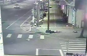 闖紅燈撞死騎士扯斷腿，最新監視器曝光。（圖／翻攝畫面）