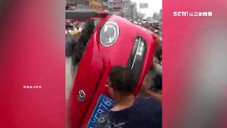 囂張！擦撞行人反嗆別管　群眾怒掀車
