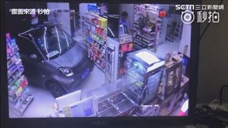 開車闖超商　網友：你當得來速？