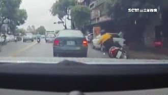 為閃車急煞打滑　騎士慘摔險遭車輾