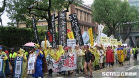 勞工團體抗議民進黨勞工政策。（記者盧素梅攝）
