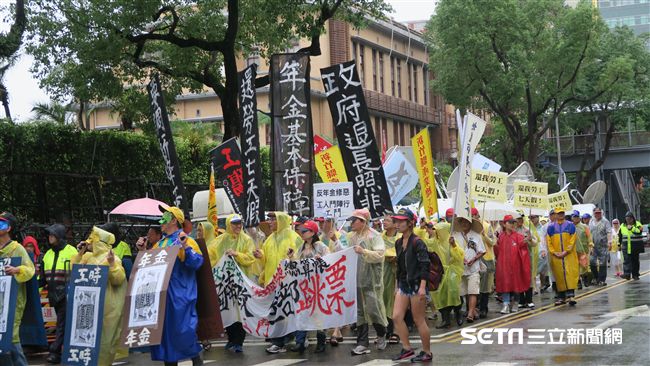 立法院將召開臨時會　勞團冒雨抗議