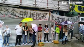 松山機場國宅案4間散戶遭國防部強拆，居民組成自救會發動多次抗議，今天上午更拒絕法院執行官點交，最後強制搬遷一事暫緩執行（翻攝畫面）