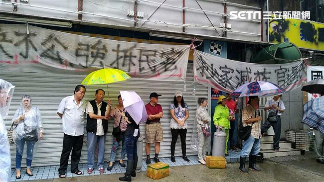 松山國宅遭強遷　自救會搬瓦斯桶抗爭